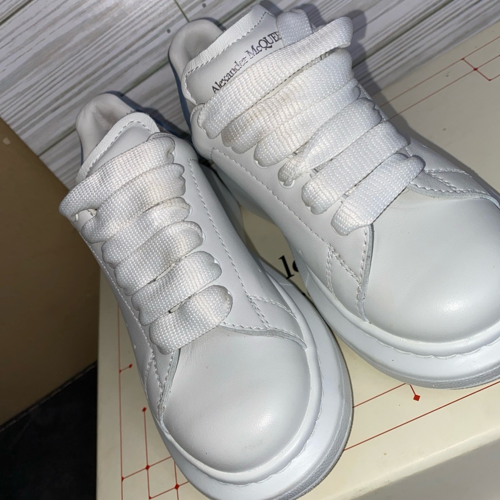 Alexander McQueen 
Kids shoe size 11.5 us 
Eu 29 

Worn only once